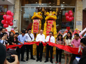 Lãnh đạo ABC Bakery cùng với lãnh đạo thành phố Đà Nẵng cắt băng khai trương