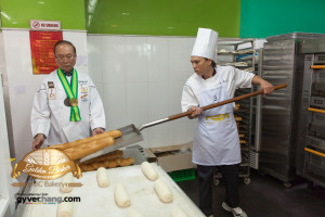 Bánh Baguette vừa ra lò