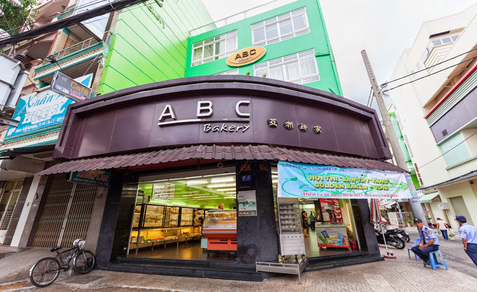 Một trong những cửa hàng của ABC Bakery nhìn từ bên ngoài